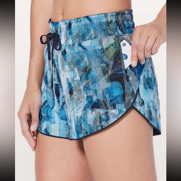 Lululemon Choose A Side Short *3" in Sun Dazed Multi Blue / Black Night - Picture 2 of 3